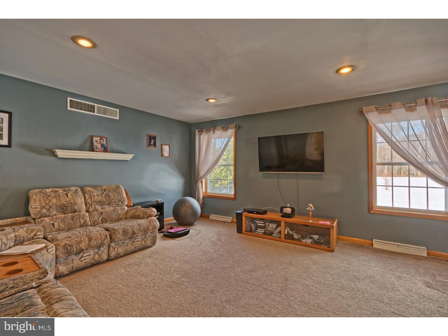 757 West Quillytown Road Carneys Point, NJ 08069 - Photo 5 of 25 Living Room