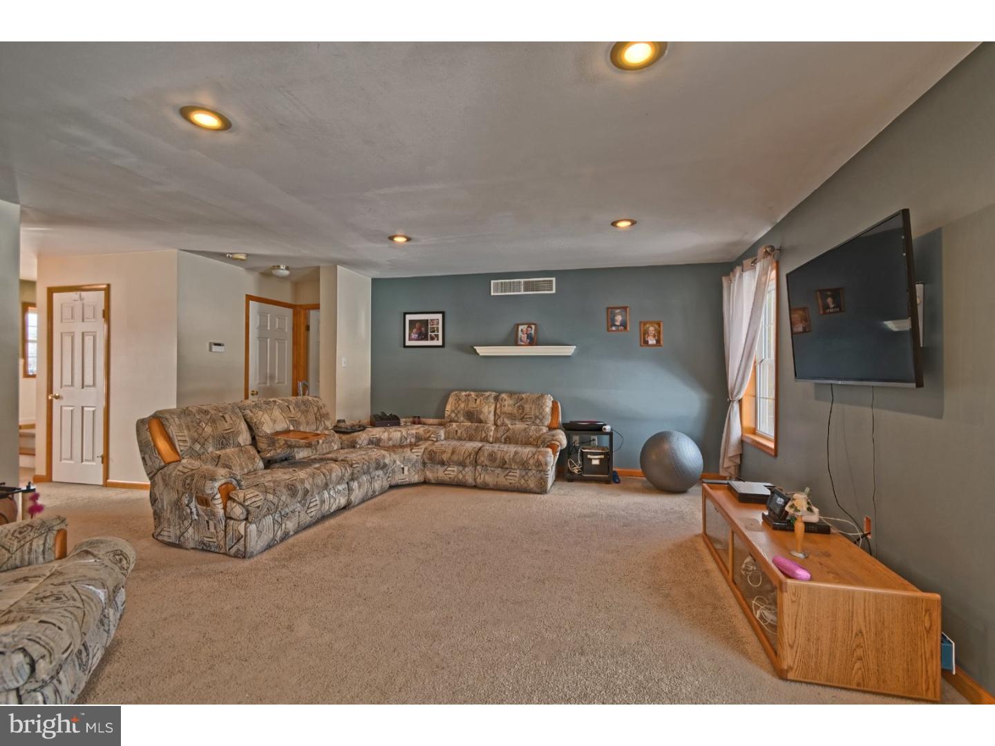 757 West Quillytown Road Carneys Point, NJ 08069 - Photo 6 of 25 Living Room