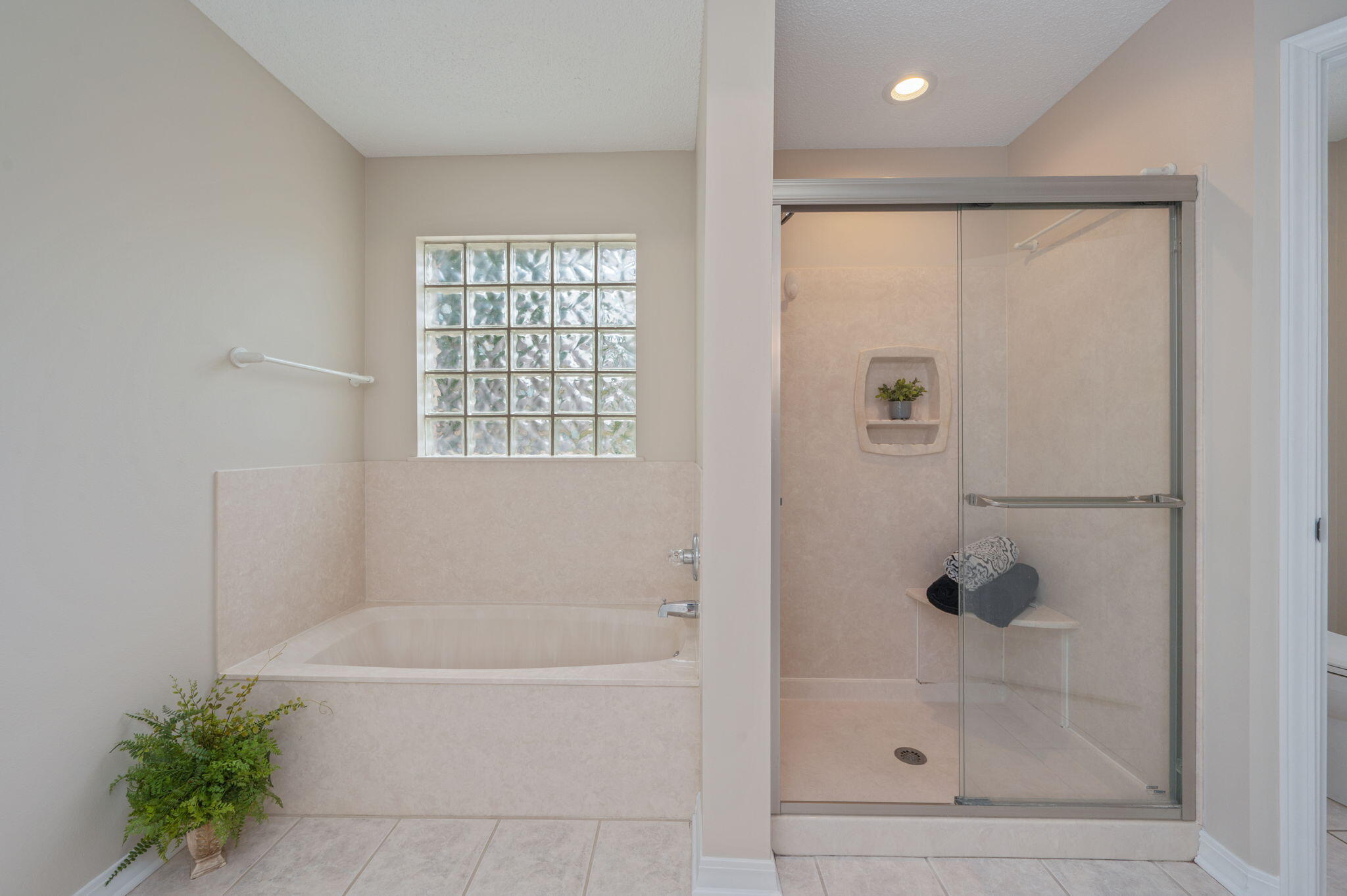 109 Eagle Drive Crestview, FL 32536 - Photo 27 of 52 a bathroom with a bathtub