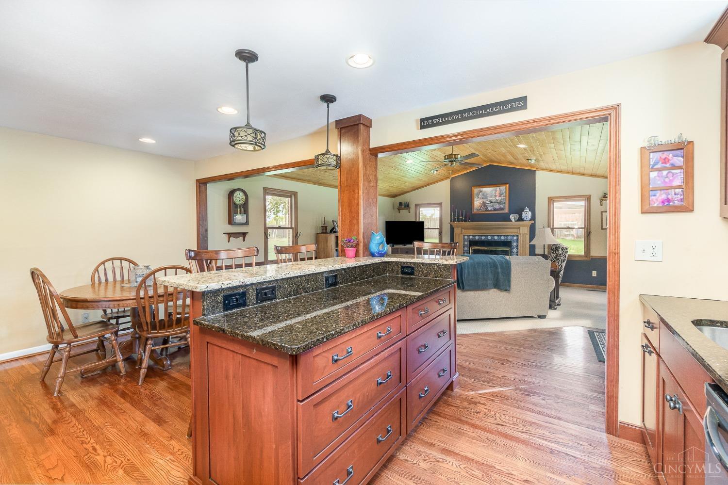 17 Hadley Road Greenhills, OH 45218 - Photo 8 of 36