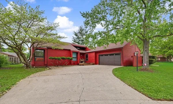 $267,500 | 2005 Clover Court East, Champaign, IL 61821