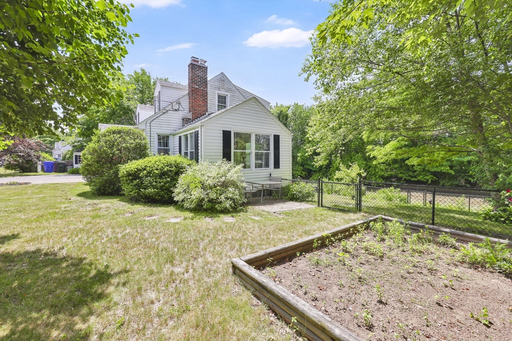378 Roosevelt Avenue Springfield, MA 01118 - Photo 2 of 37