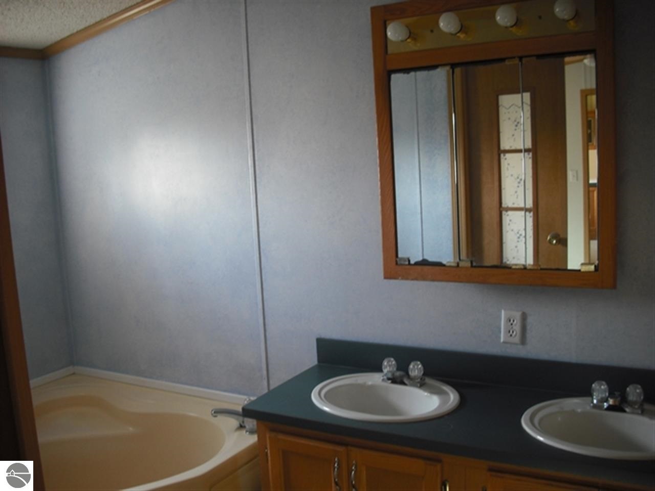 2332 South Alger Road Ithaca, MI 48847 - Photo 9 of 16 1782627-8.JPG