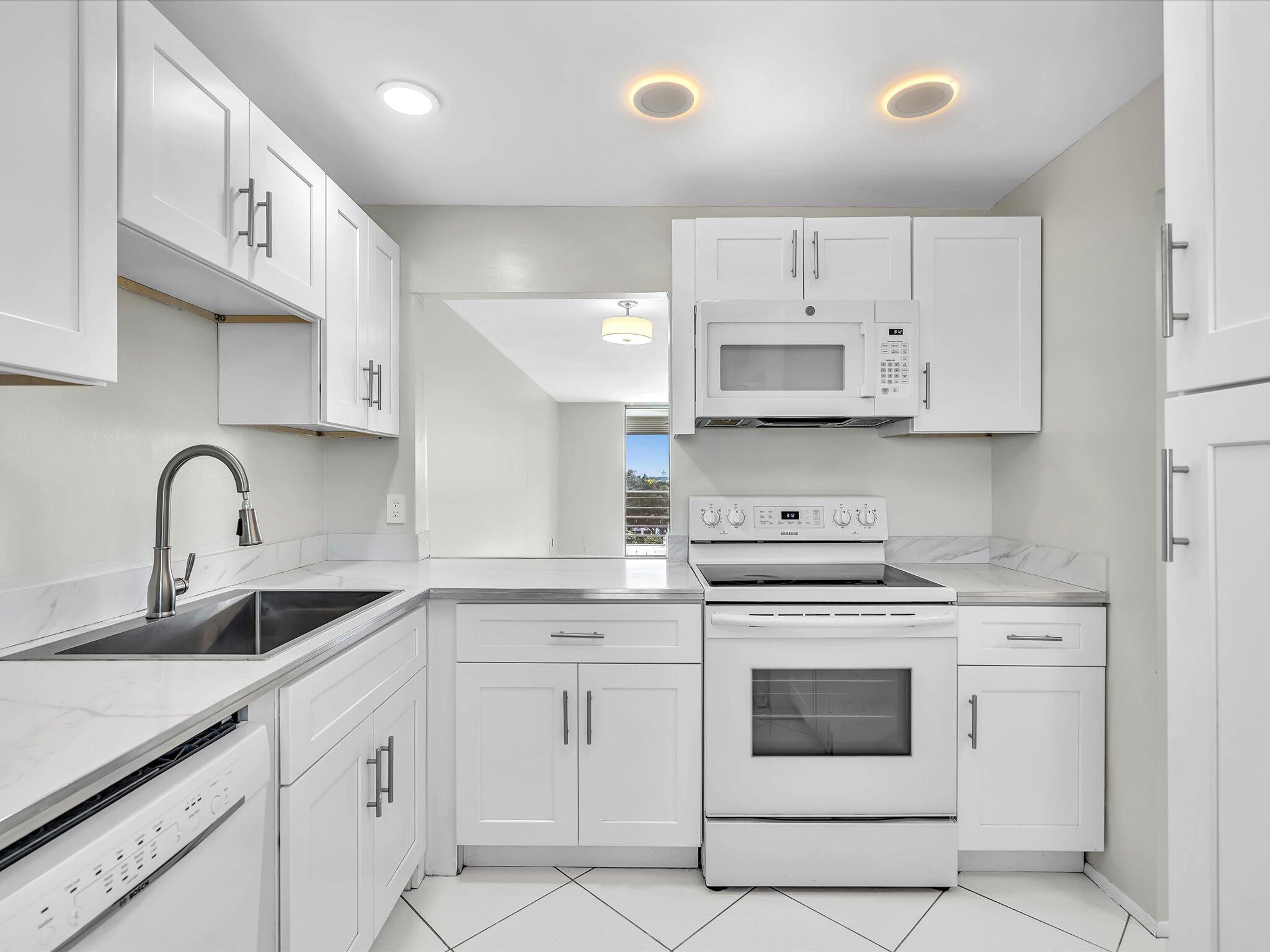 6161 Northwest 2nd Avenue Boca Raton, FL 33487 - Photo 2 of 46 09-FPP00246
