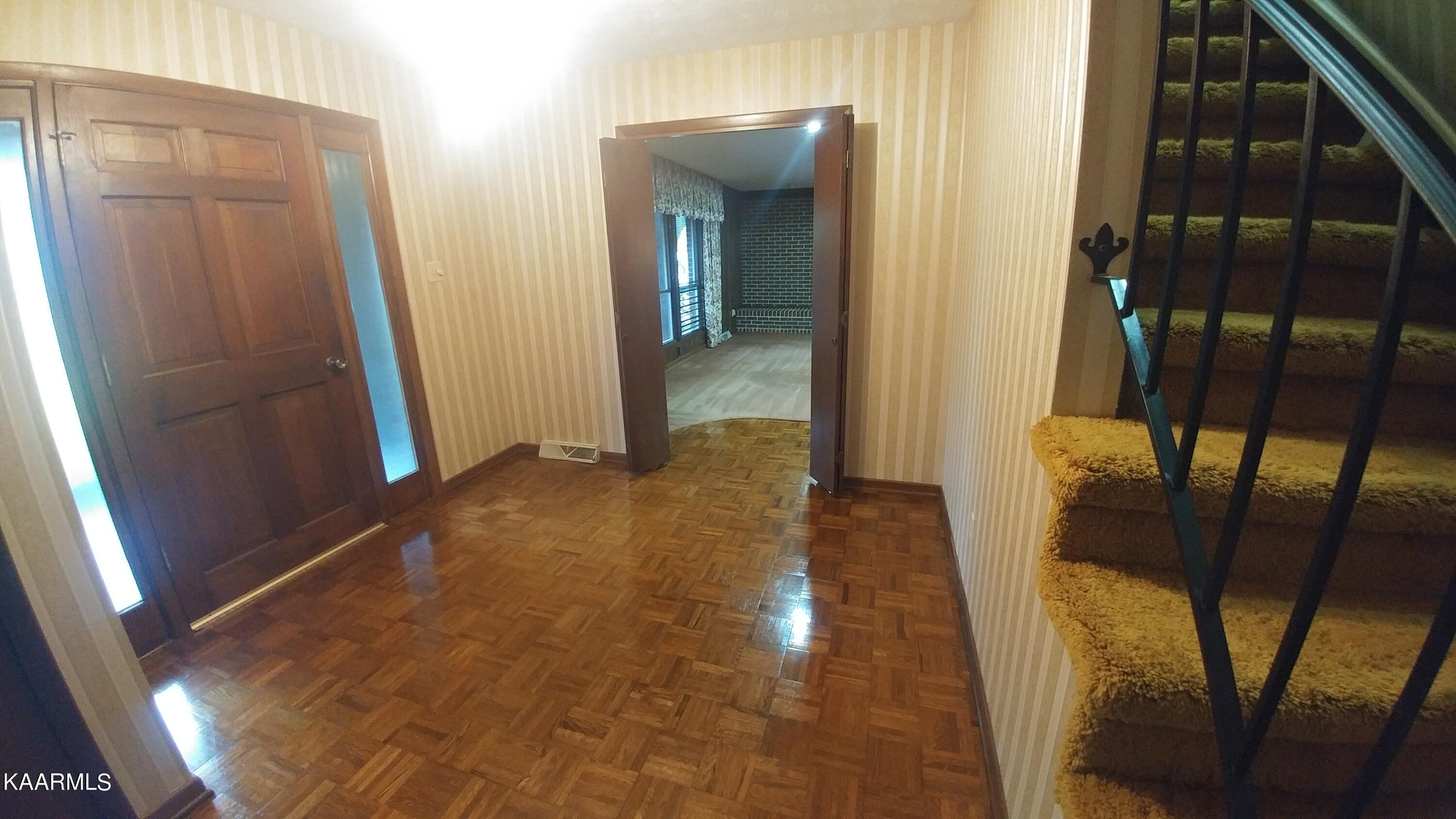 111 Greenbriar Lane Oak Ridge, TN 37830 - Photo 3 of 29 1030210928_HDR