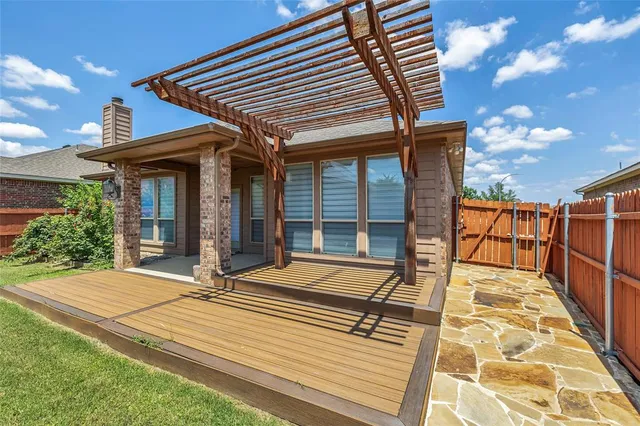 a front view of house with yard