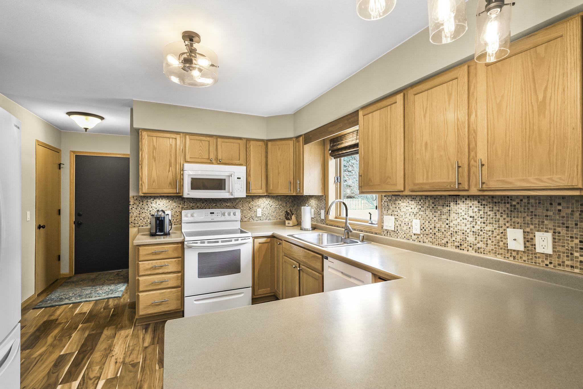 550 North Heatherstone Drive Sun Prairie, WI 53590 - Photo 12 of 46