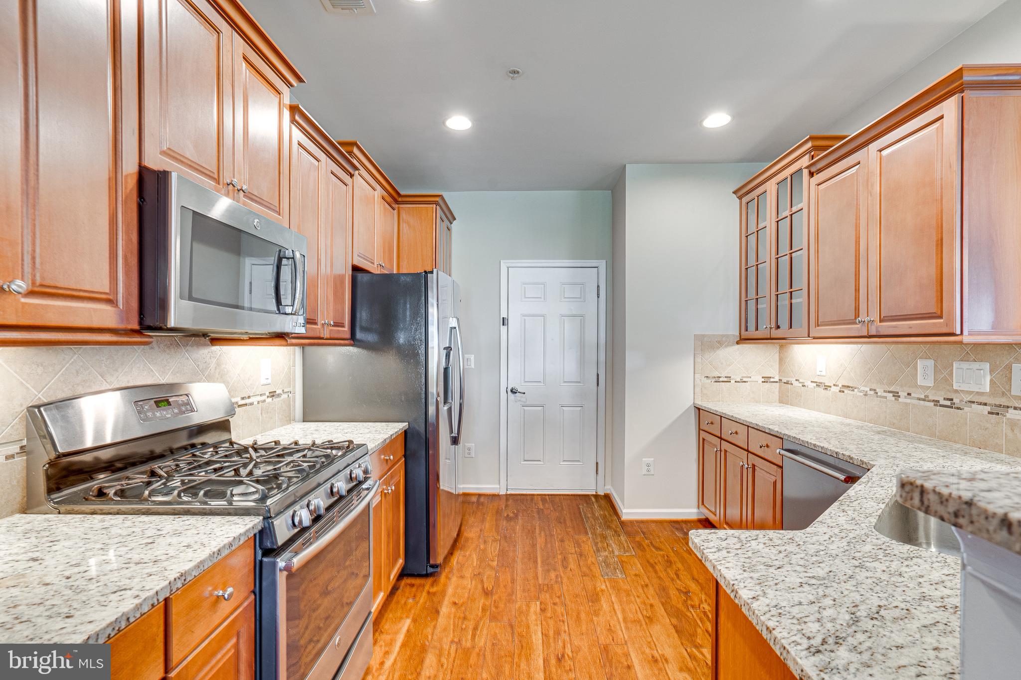 42554 Sunset Ridge Square Ashburn, VA 20148 - Photo 12 of 33 Kitchen w/ Stainless Steel (gas) Appliances