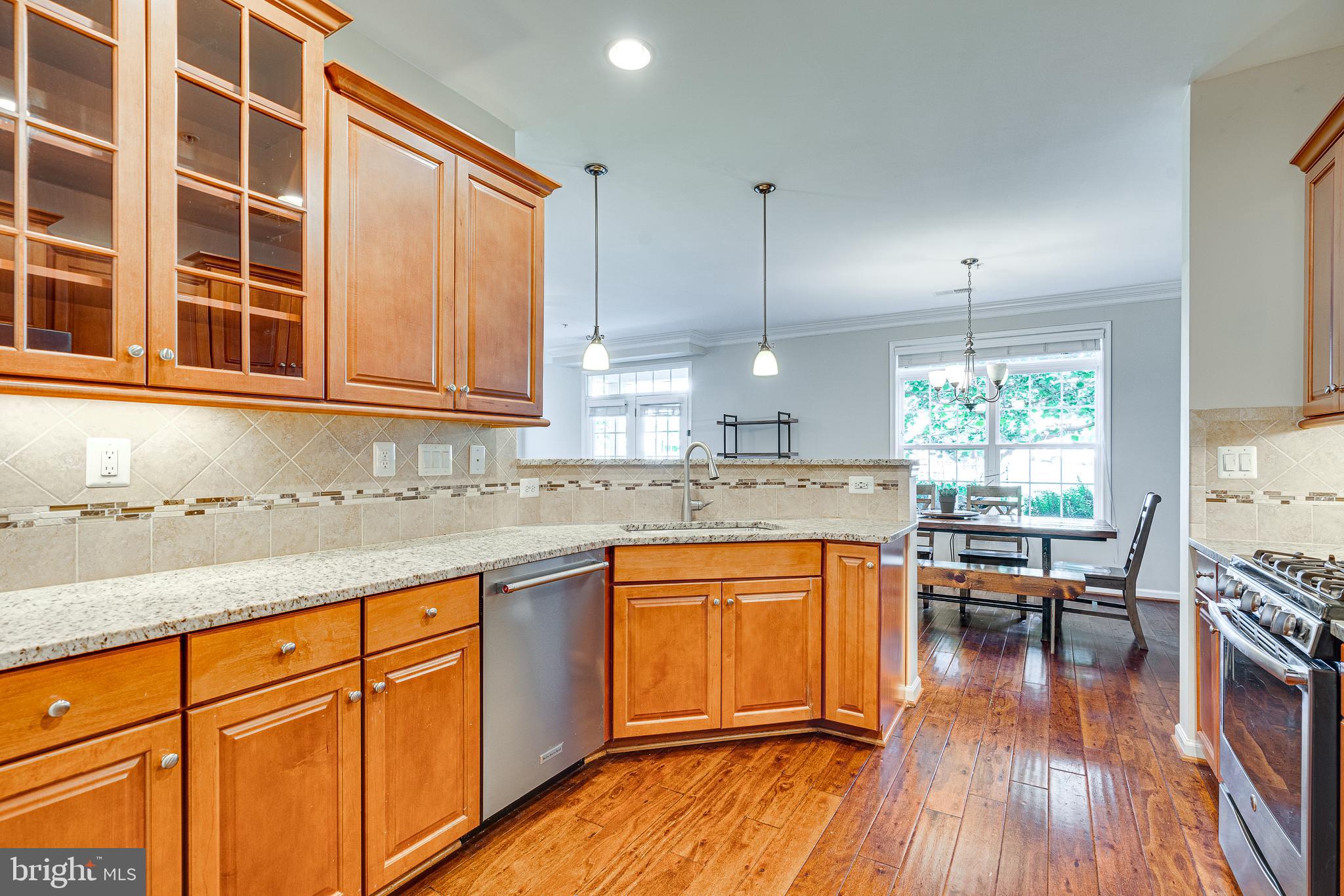 42554 Sunset Ridge Square Ashburn, VA 20148 - Photo 13 of 33 Kitchen w/ Stainless Steel (gas) Appliances