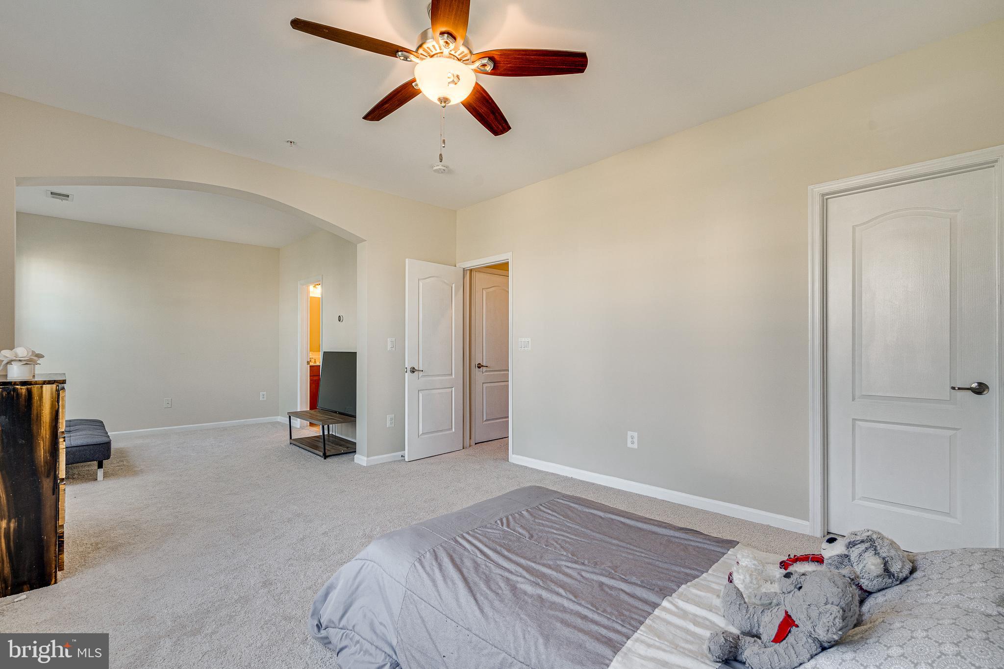 42554 Sunset Ridge Square Ashburn, VA 20148 - Photo 15 of 33 Spacious Primary Bedroom