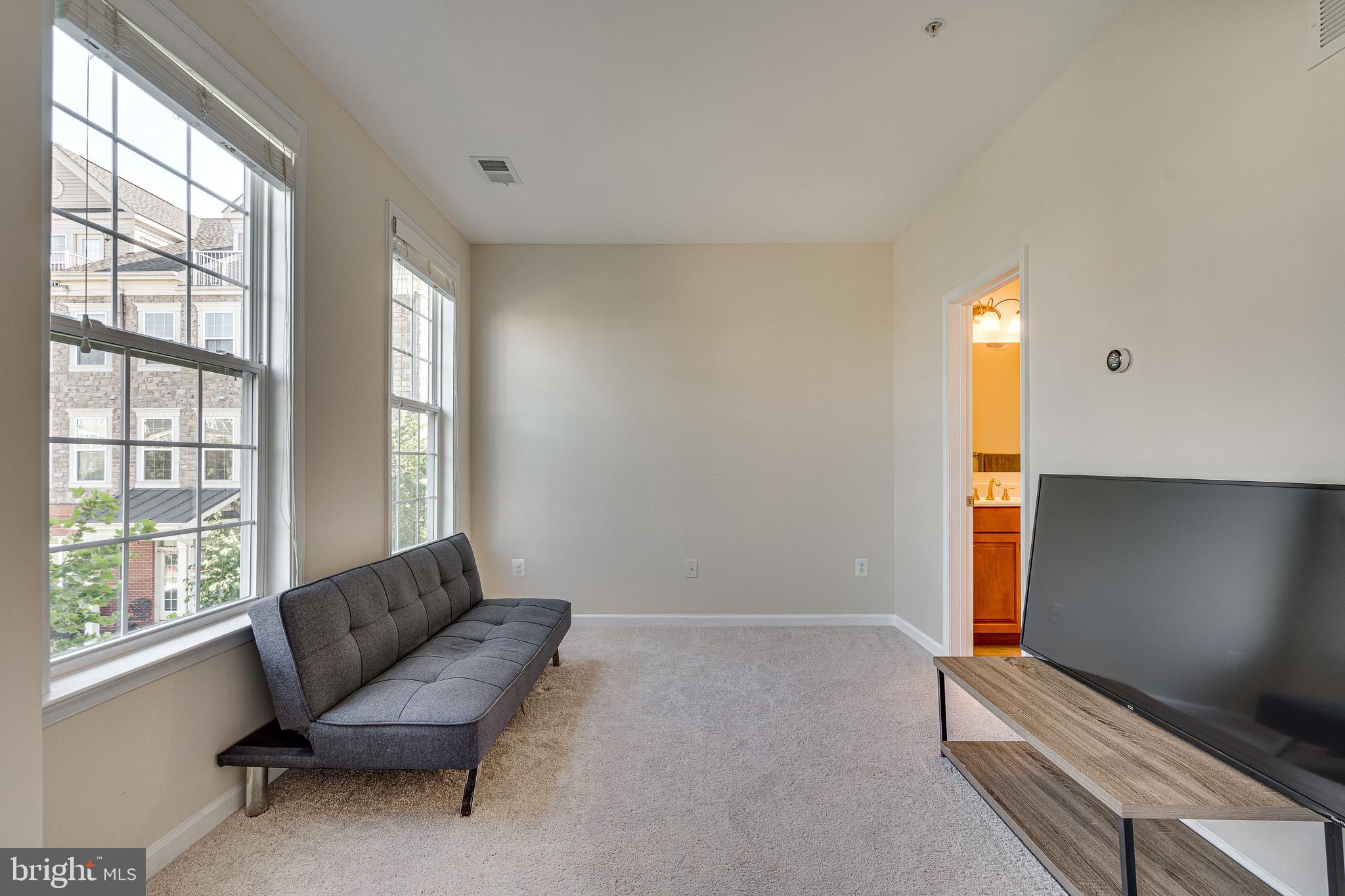 42554 Sunset Ridge Square Ashburn, VA 20148 - Photo 16 of 33 Primary Bedroom Sitting Area