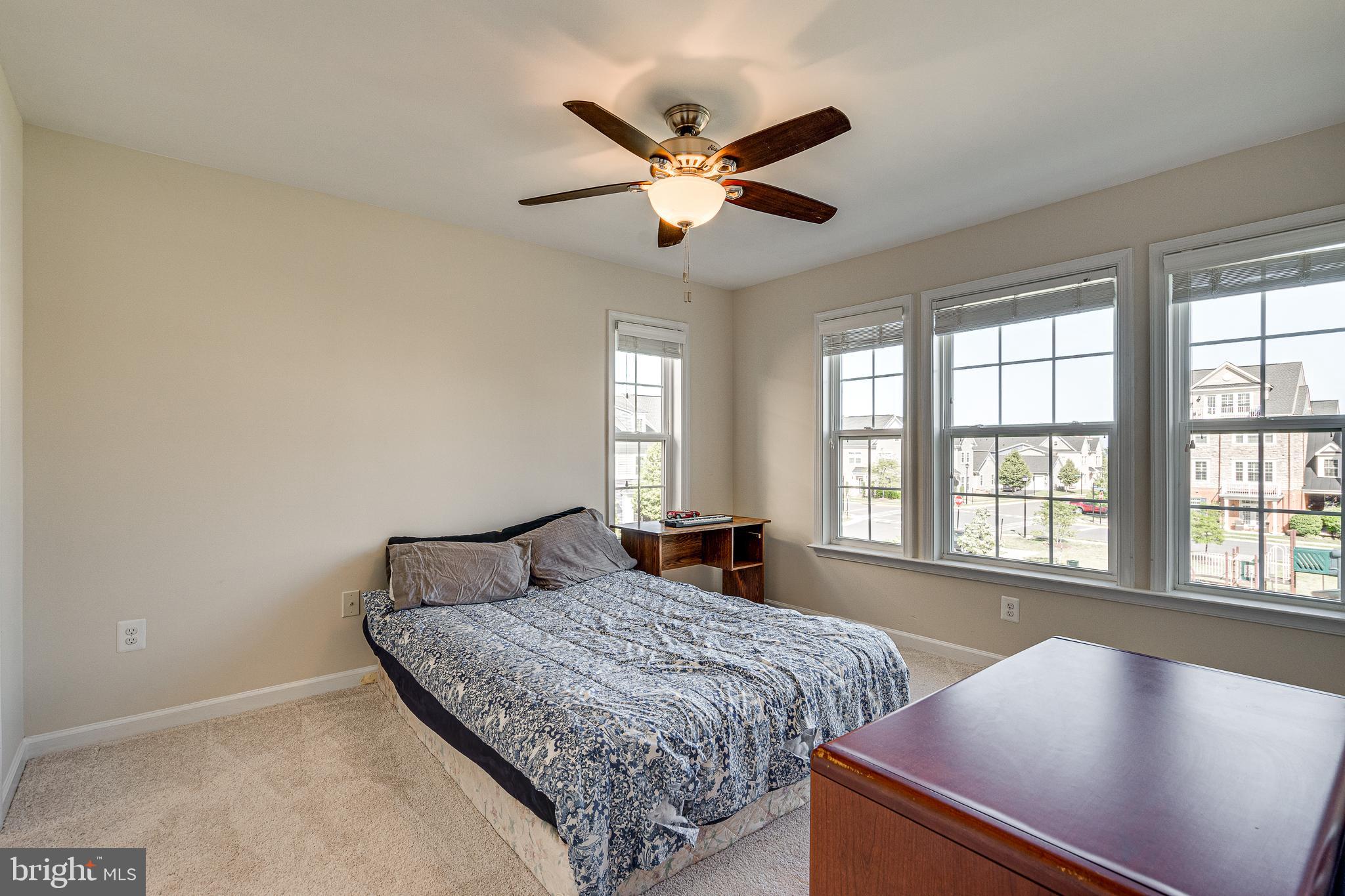 42554 Sunset Ridge Square Ashburn, VA 20148 - Photo 23 of 33 Second Bedroom With Attached Full Bathroom