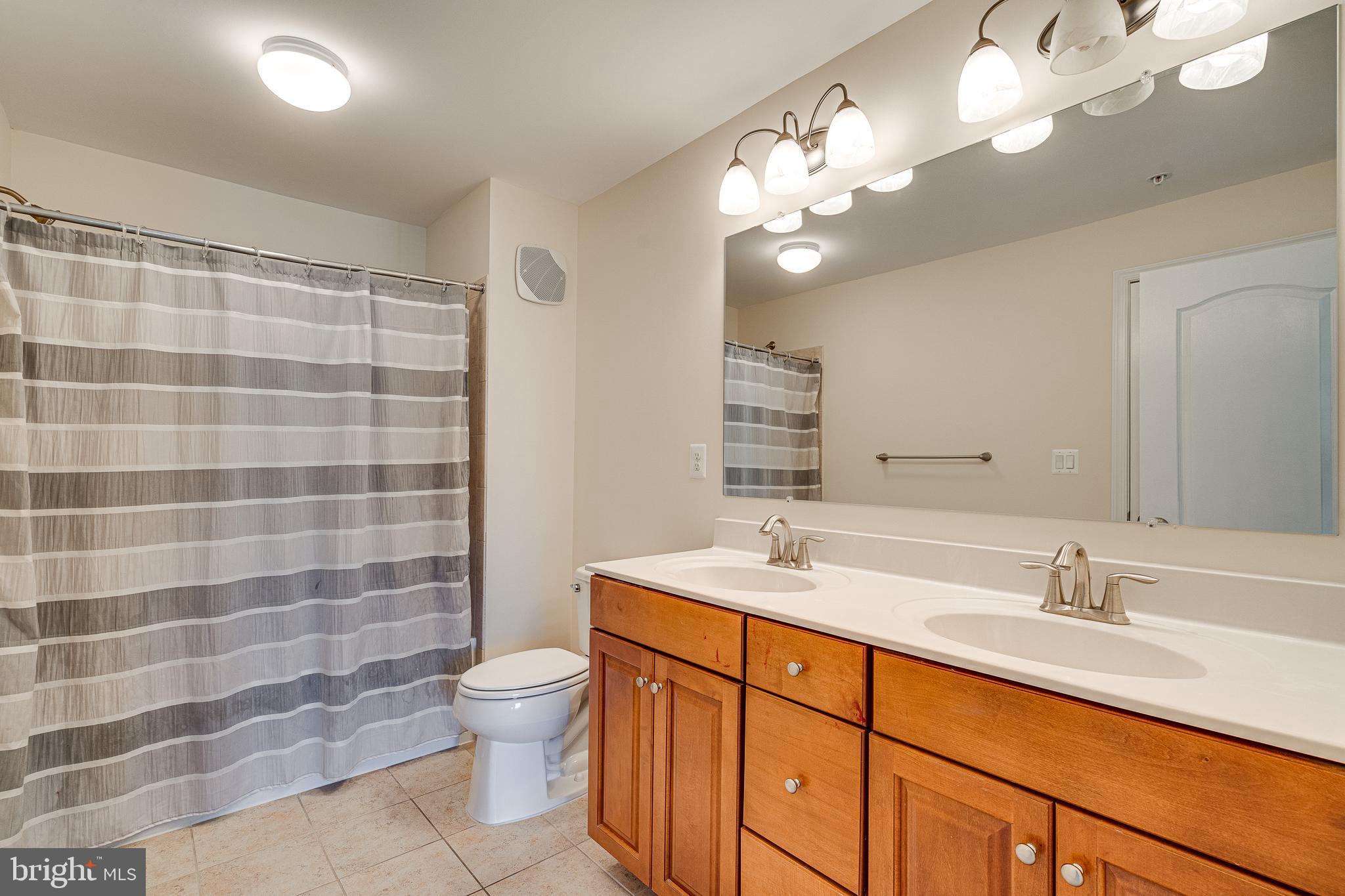 42554 Sunset Ridge Square Ashburn, VA 20148 - Photo 25 of 33 Third Level Bathroom