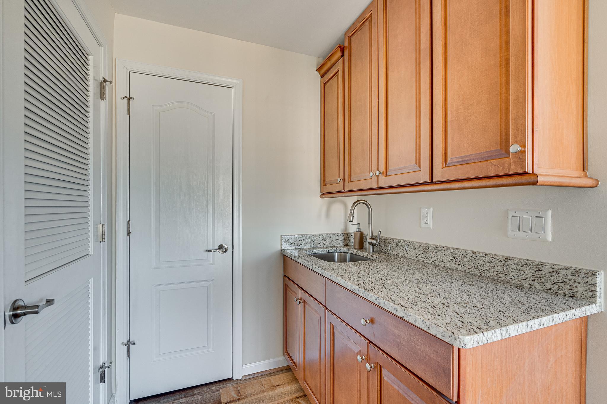 42554 Sunset Ridge Square Ashburn, VA 20148 - Photo 28 of 33 Upper Level Wet Bar