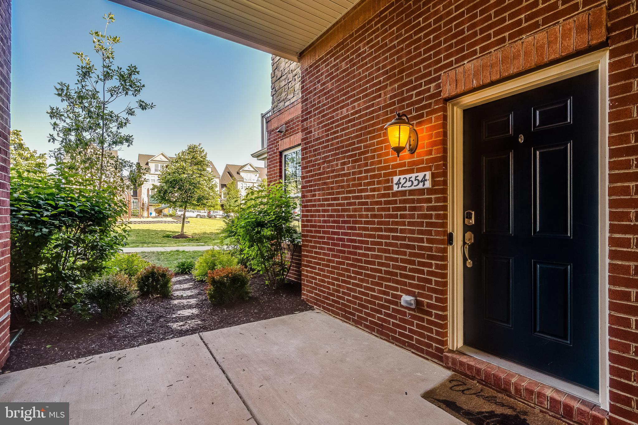 42554 Sunset Ridge Square Ashburn, VA 20148 - Photo 3 of 33 Covered Entryway