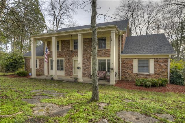 Wonderful Home on 4.9 Wooded Acres Close to Gallatin & Lake! Granite*Tile Backsplash*SS Appliances*Hardwood*Tiled 32x9 Florida Room*Master & Guest BR Down*Remodeled Baths*Plantation Shutters*Volume Ceilings*Balcony*Formal LR/DR*10x12 Shed*13x9 Utilit