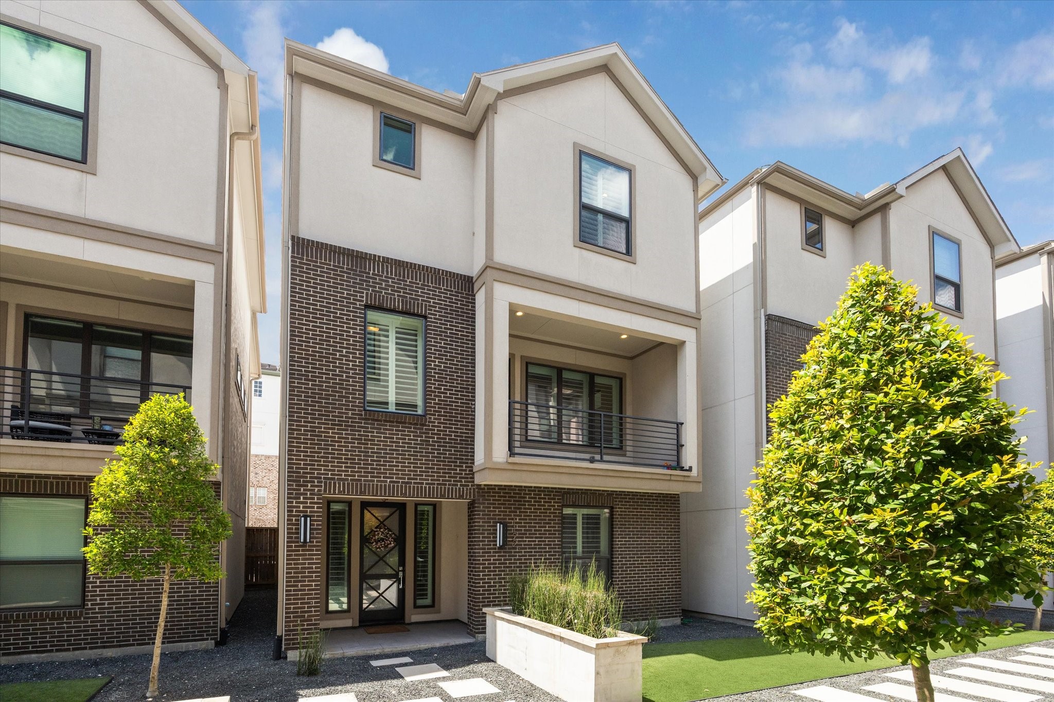 1122 Thompson Street Houston, TX 77007 - Photo 1 of 24 Welcome to 1122 Thompson St.