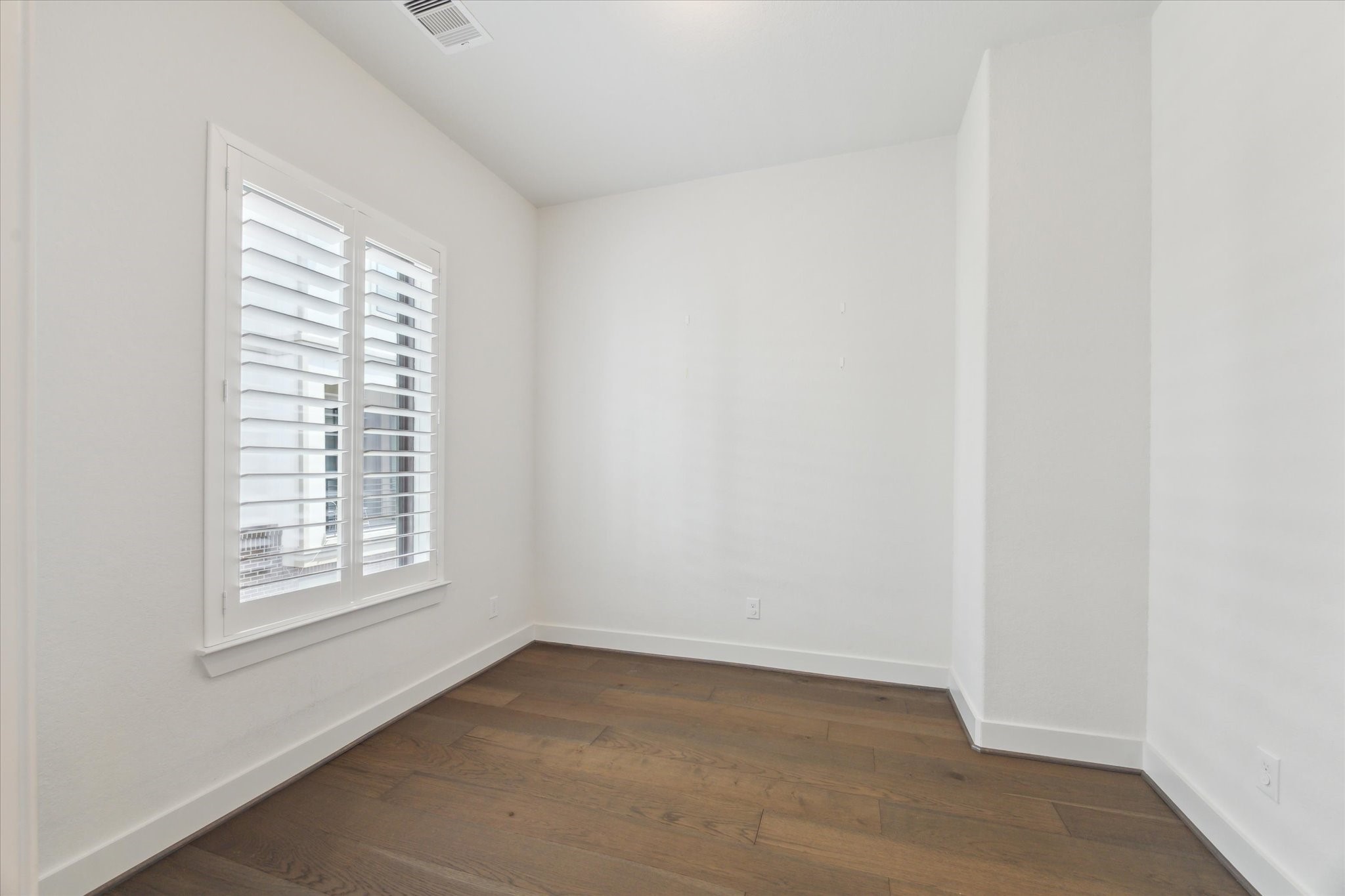 1122 Thompson Street Houston, TX 77007 - Photo 15 of 24 2nd floor flex space off the living area is perfect for a home office or playroom.