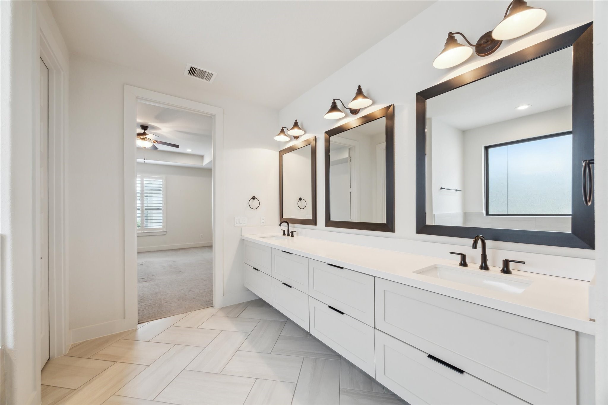 1122 Thompson Street Houston, TX 77007 - Photo 18 of 24 Primary bathroom with double vanities, soaking tub, shower, and private water closet.