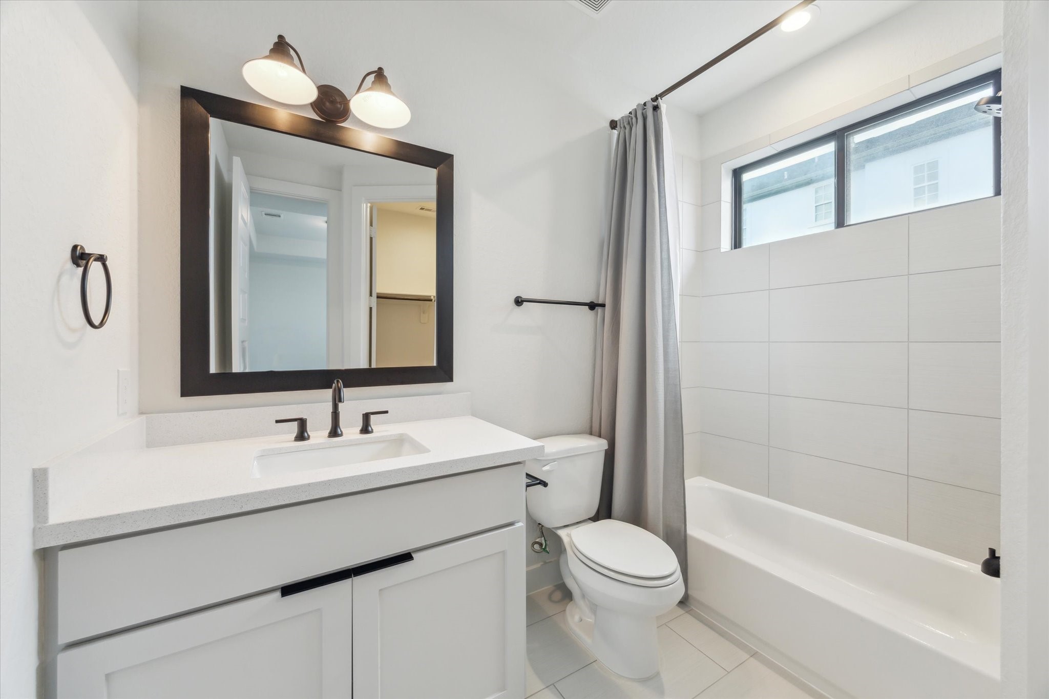 1122 Thompson Street Houston, TX 77007 - Photo 23 of 24 3rd floor ensuite guest bathroom