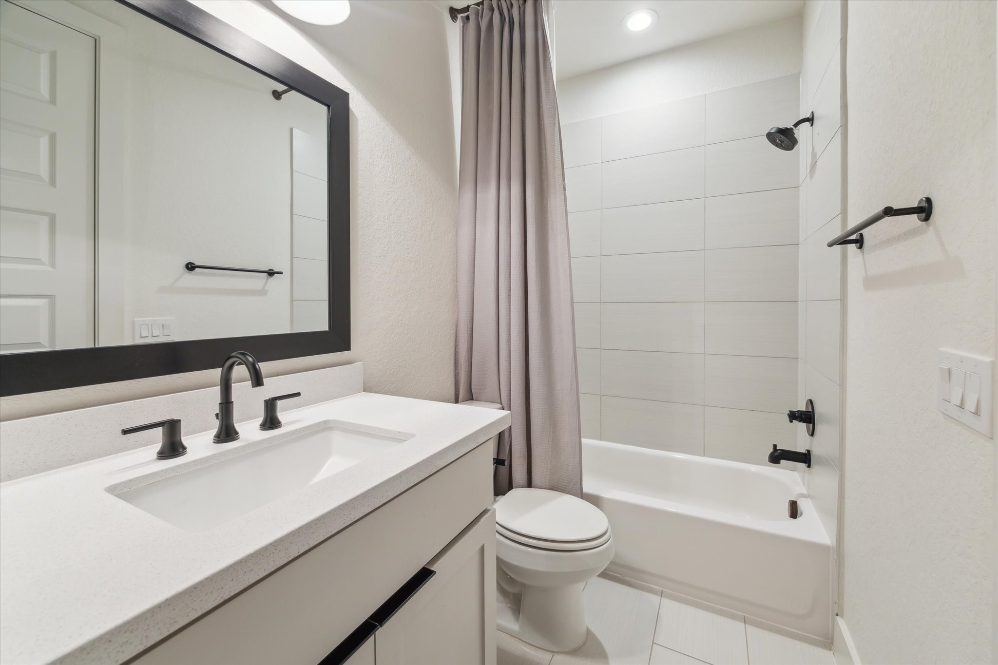 1122 Thompson Street Houston, TX 77007 - Photo 6 of 24 1st floor ensuite bathroom