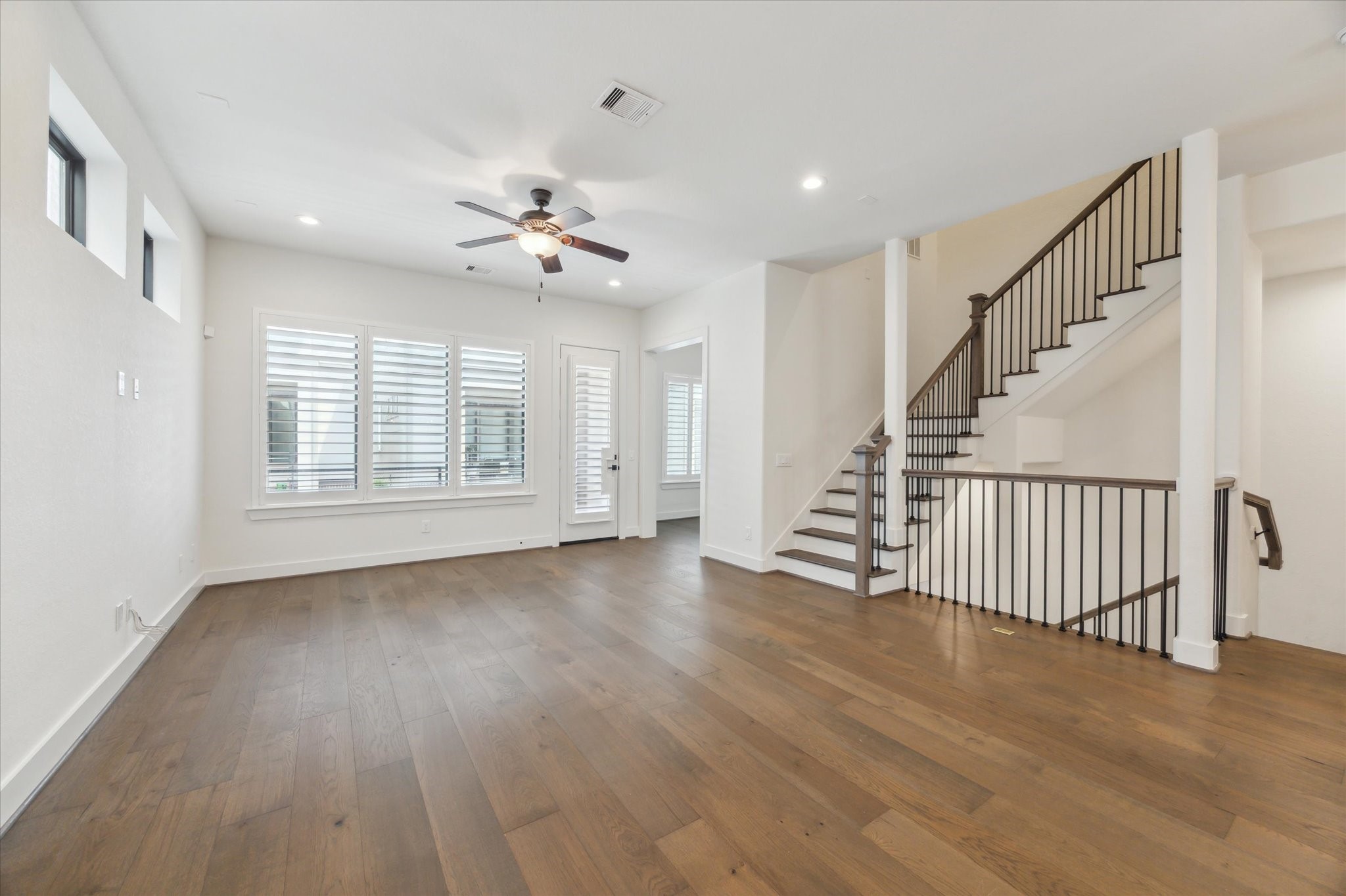 1122 Thompson Street Houston, TX 77007 - Photo 7 of 24 2nd floor features open concept living/dining area.