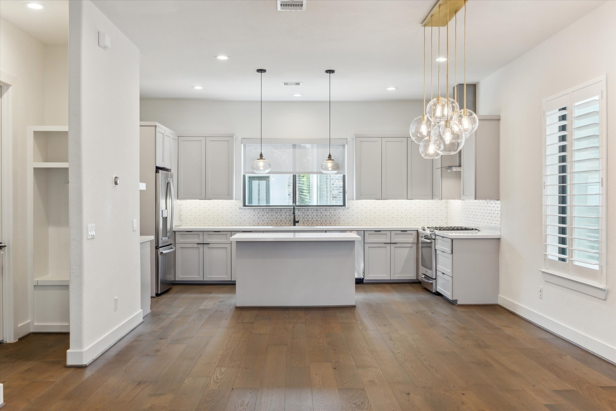 1122 Thompson Street Houston, TX 77007 - Photo 9 of 24 Light and bright kitchen with dry bar and spacious walk-in pantry.