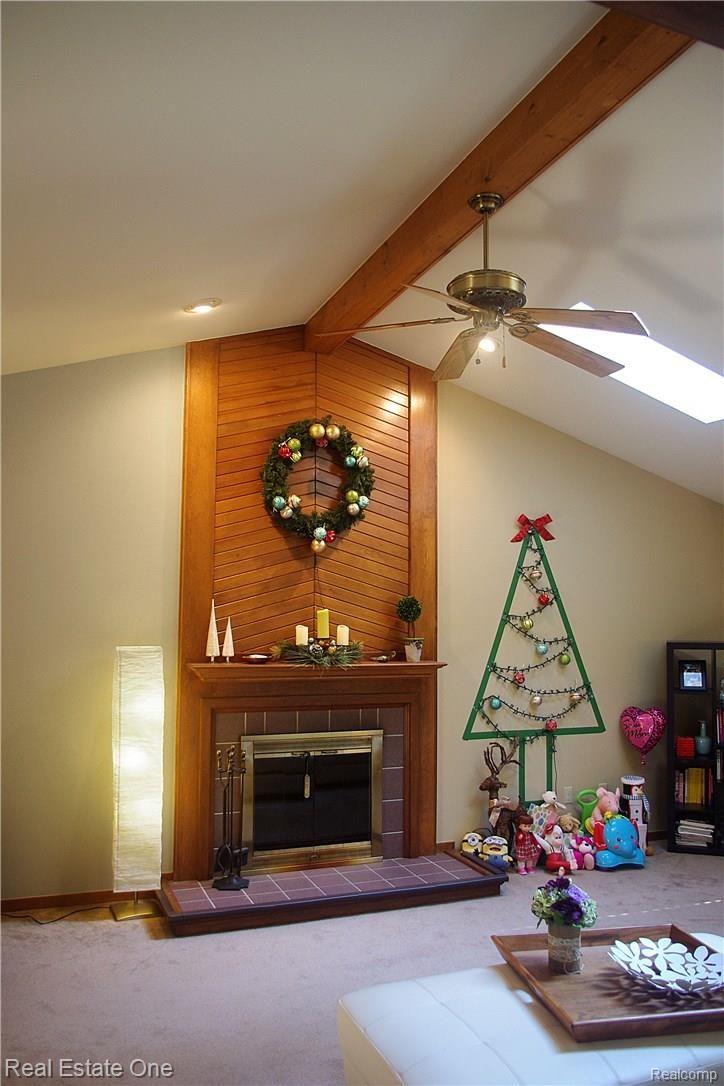 19431 Gill Road Livonia, MI 48152 - Photo 8 of 25 Living room.jpg