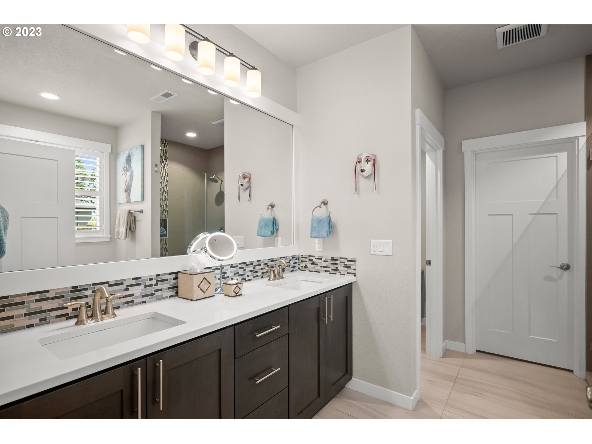 16316 Kitty Hawk Avenue Oregon City, OR 97045 - Photo 16 of 29 a bathroom with a sink and a mirror