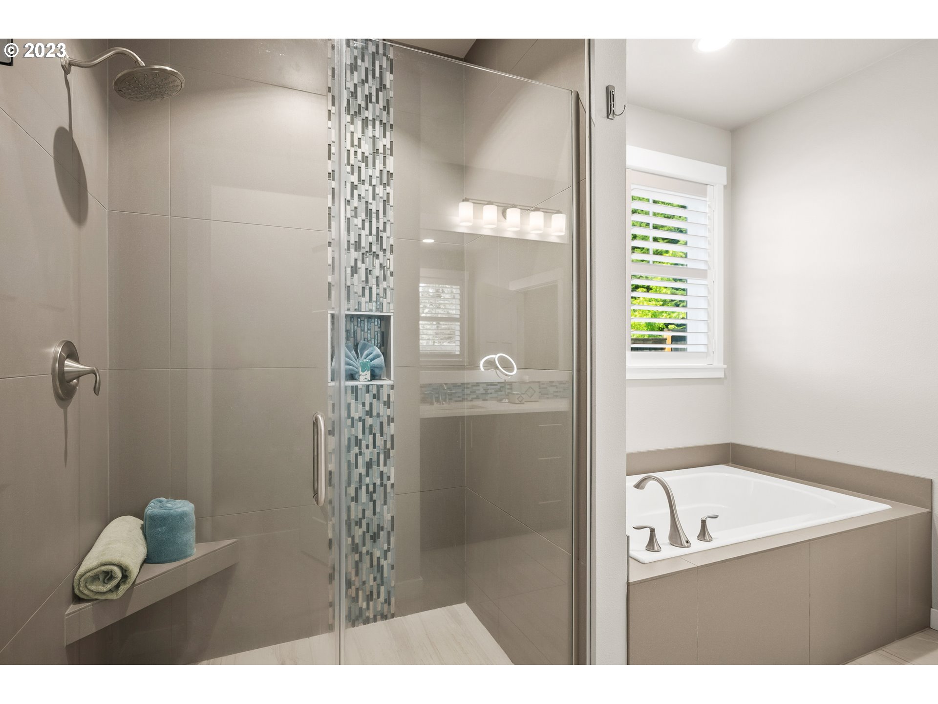 16316 Kitty Hawk Avenue Oregon City, OR 97045 - Photo 17 of 29 a bathroom with a shower