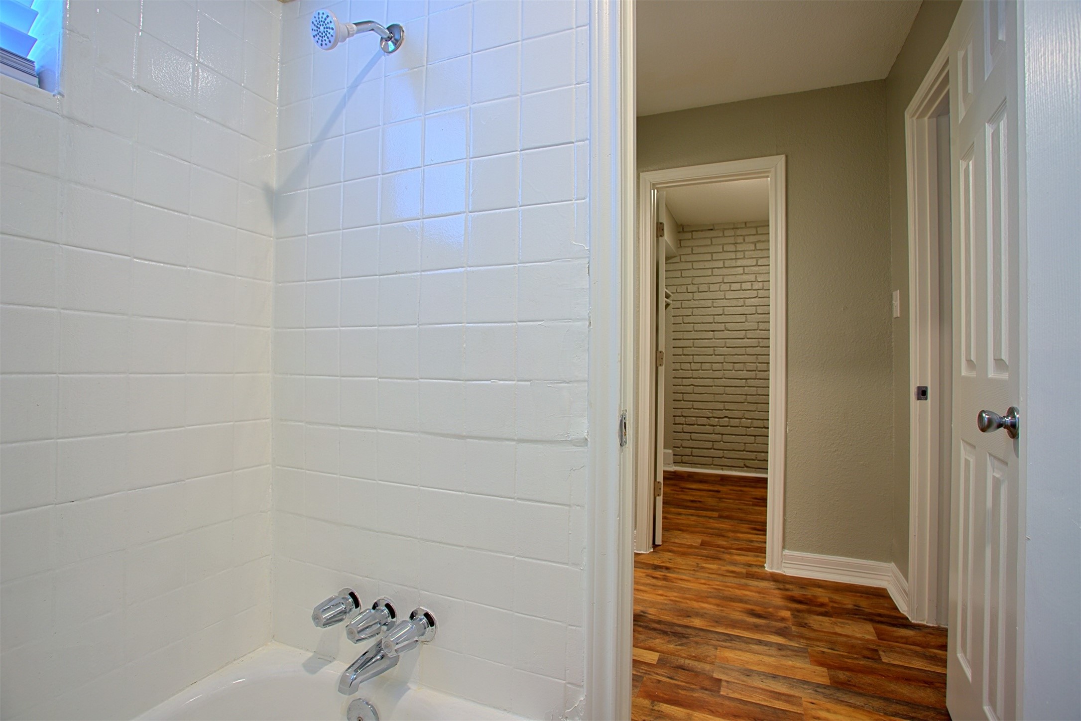 1419 Hawthorne Street, Unit 22 Houston, TX 77006 - Photo 14 of 27 a bathroom with a bathtub