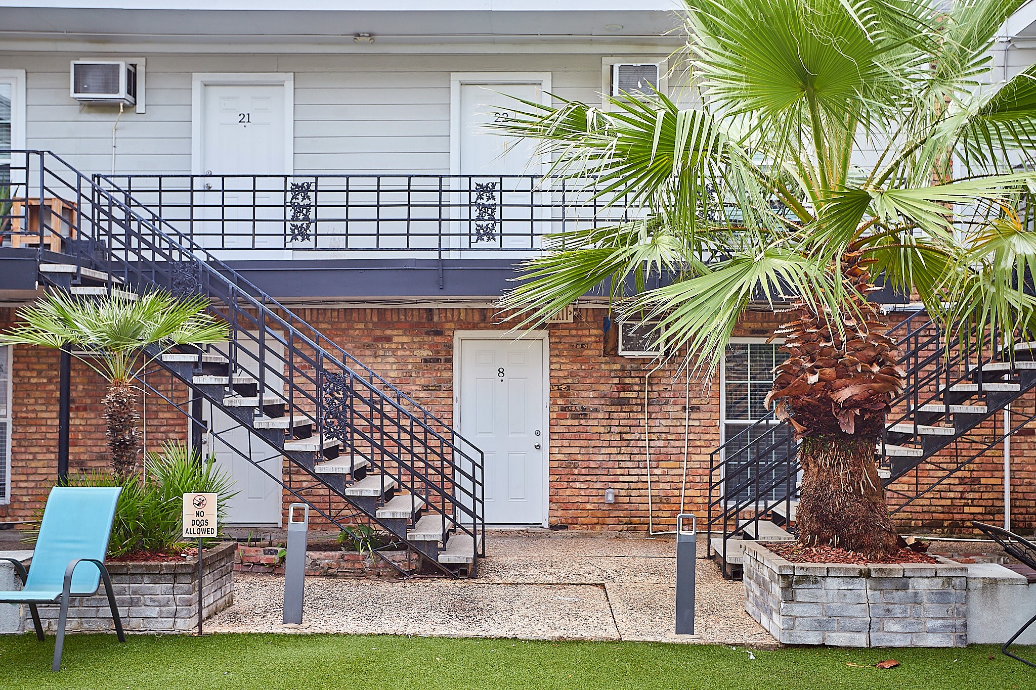 1419 Hawthorne Street, Unit 22 Houston, TX 77006 - Photo 17 of 27 a front view of a house with a yard