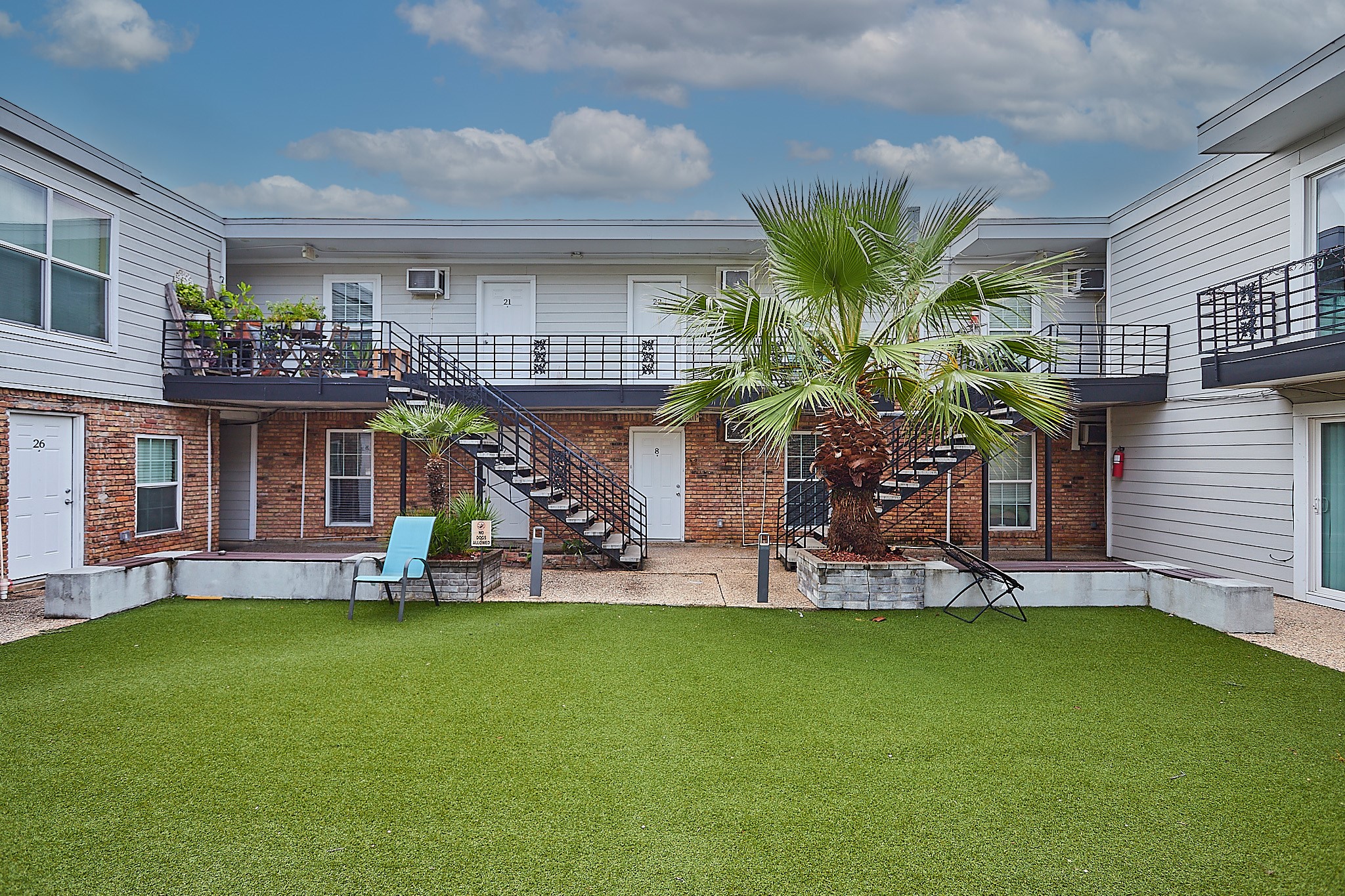1419 Hawthorne Street, Unit 22 Houston, TX 77006 - Photo 18 of 27 a view of a house with a yard porch and sitting area
