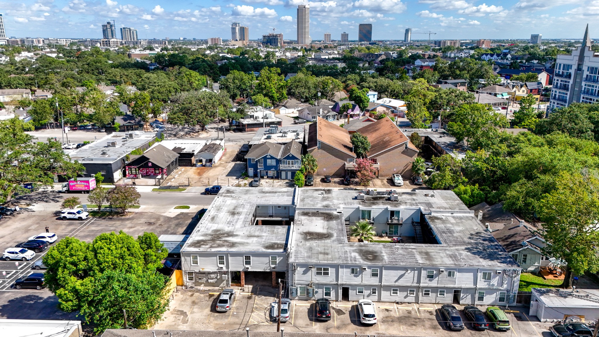 1419 Hawthorne Street, Unit 22 Houston, TX 77006 - Photo 24 of 27 an aerial view of residential houses with outdoor space