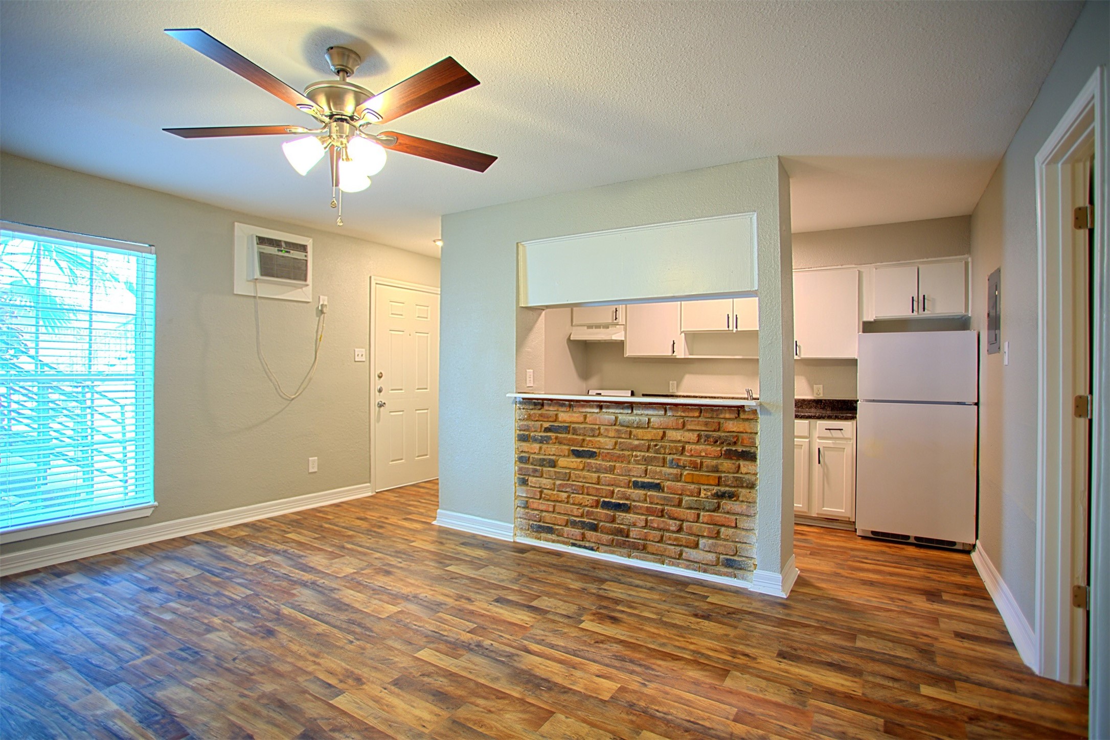 1419 Hawthorne Street, Unit 22 Houston, TX 77006 - Photo 3 of 27 an empty room with wooden floor cabinet and windows