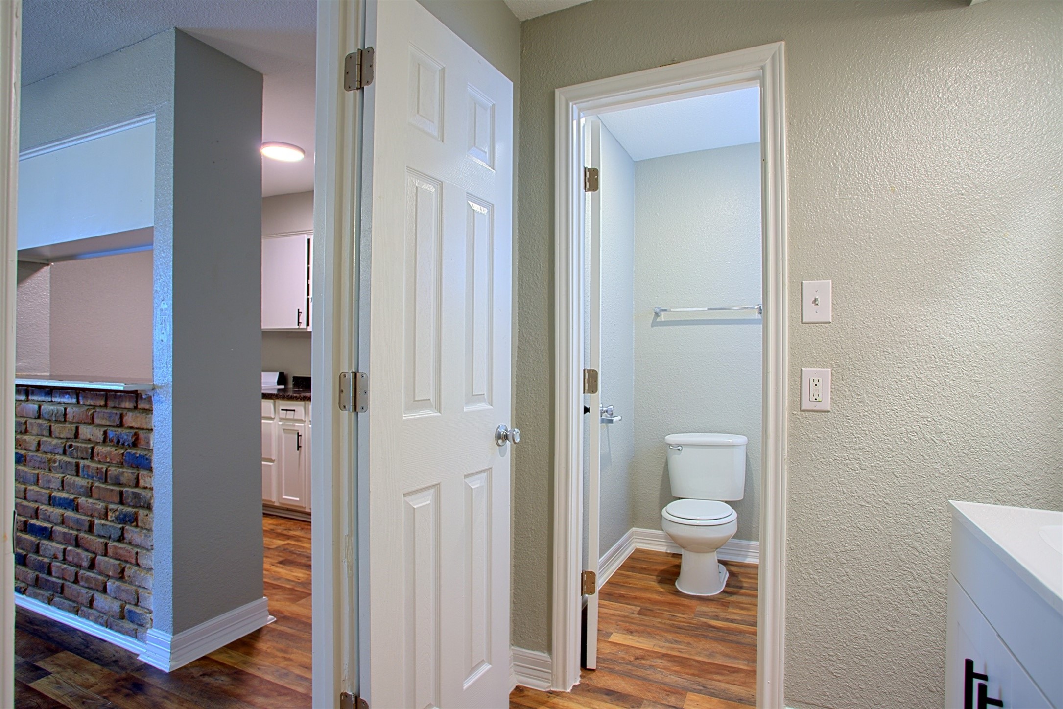1419 Hawthorne Street, Unit 22 Houston, TX 77006 - Photo 8 of 27 a bathroom with a toilet