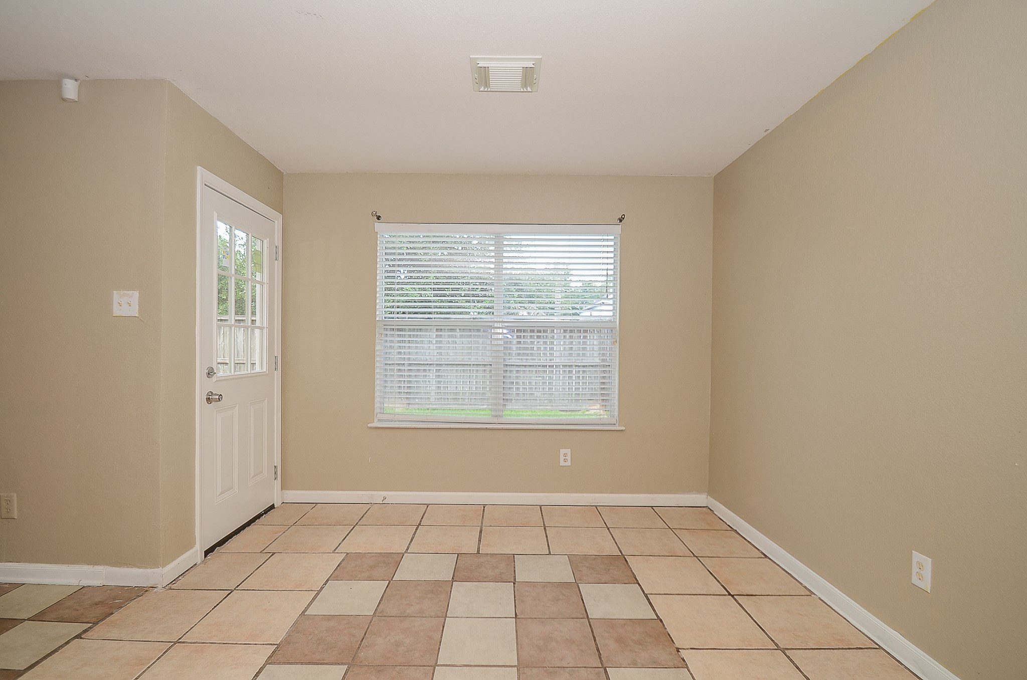 11711 Wainscot Court Houston, TX 77038 - Photo 14 of 32 a view of an empty room with a window