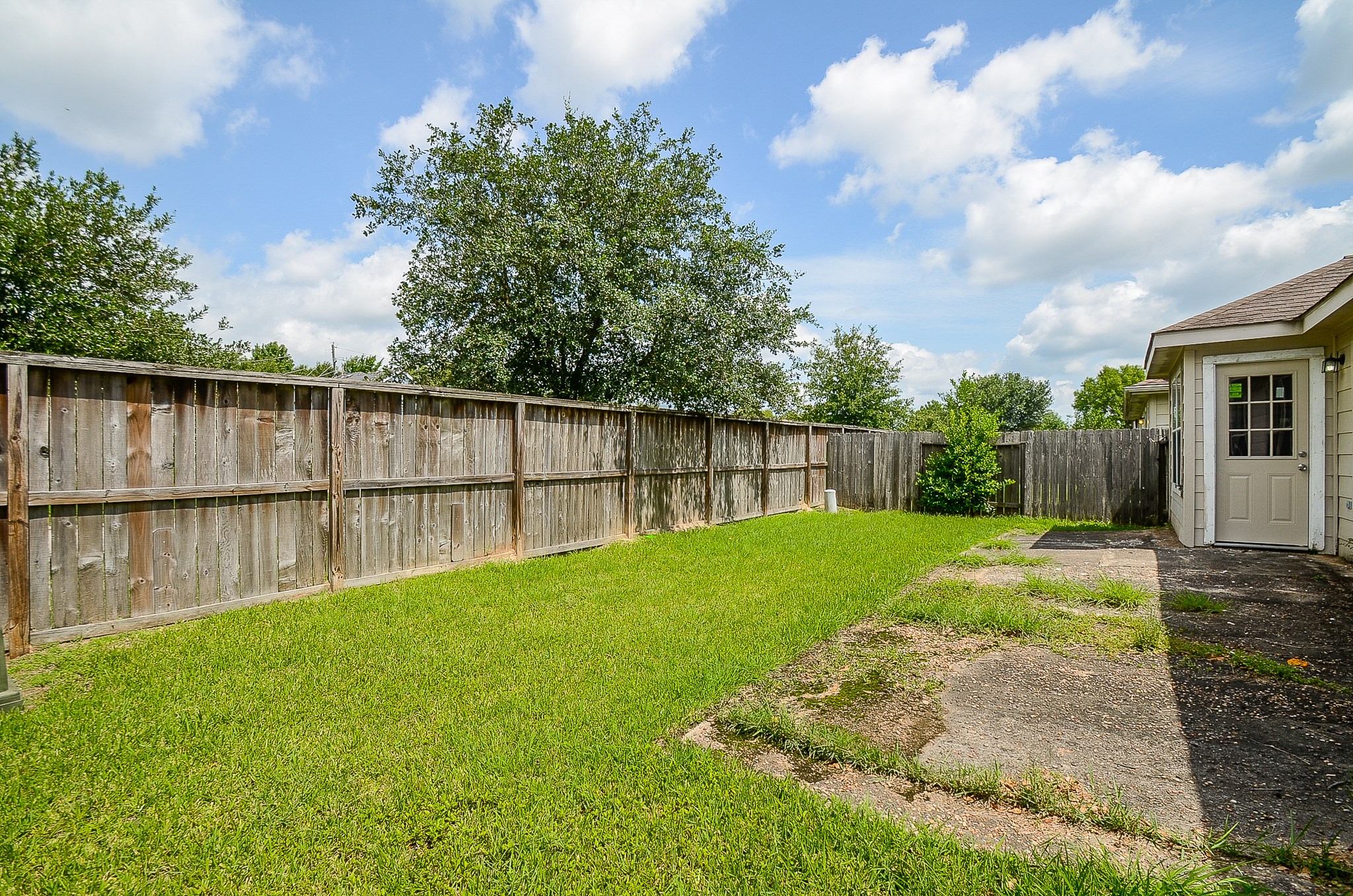 11711 Wainscot Court Houston, TX 77038 - Photo 31 of 32 a view of a backyard with a garden