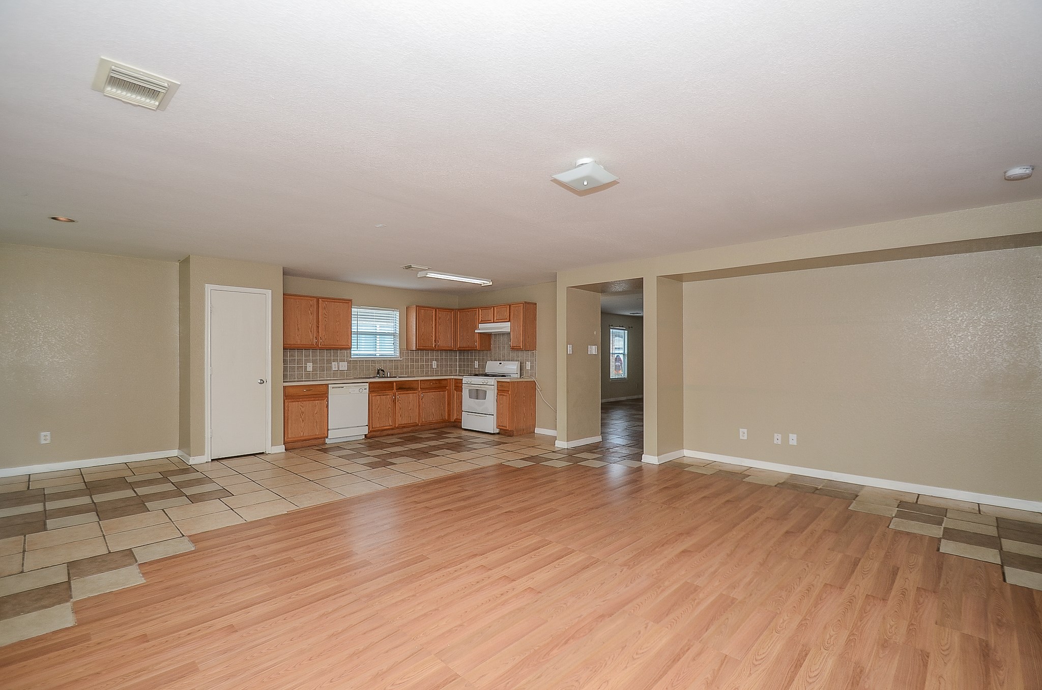 11711 Wainscot Court Houston, TX 77038 - Photo 7 of 32