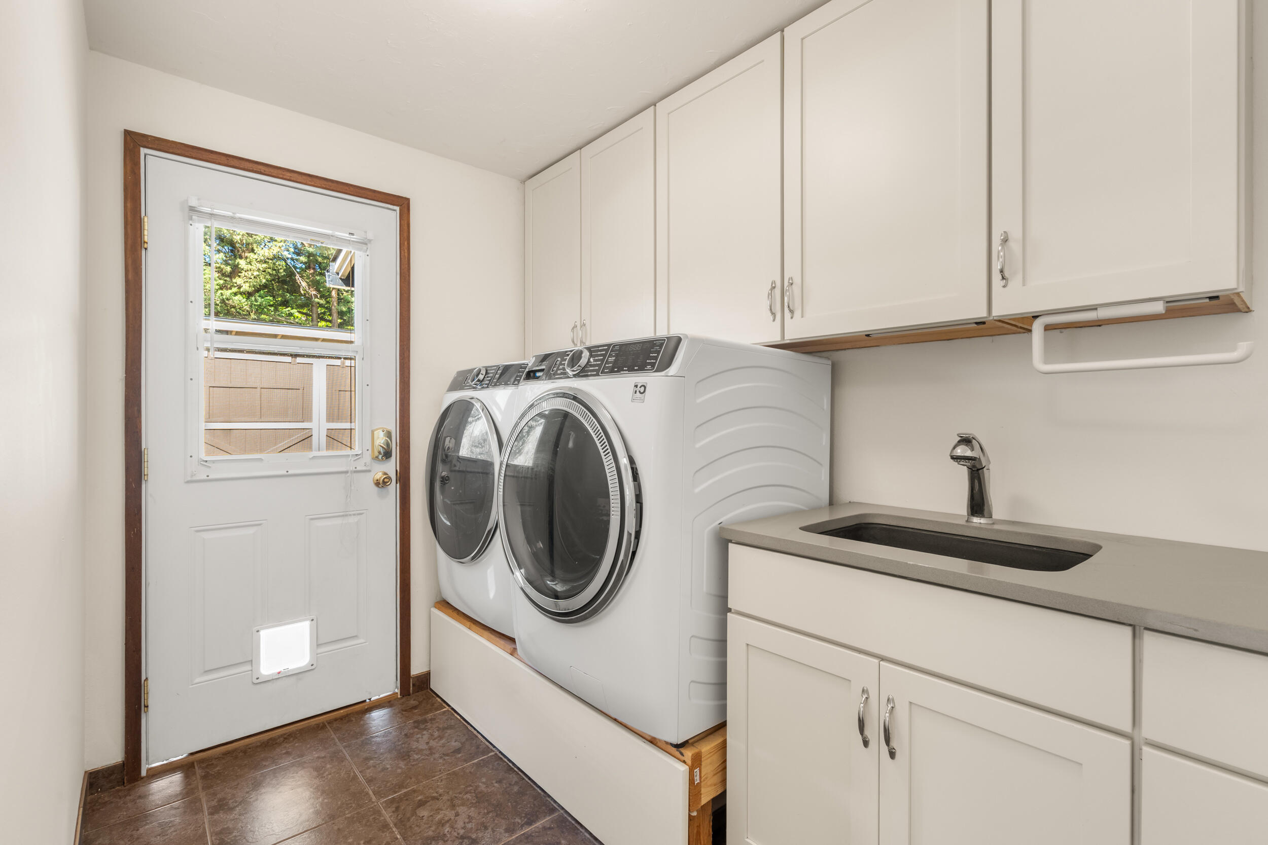 3583 Ross Lane Central Point, OR 97502 - Photo 12 of 52 a utility room with sink dryer and washer