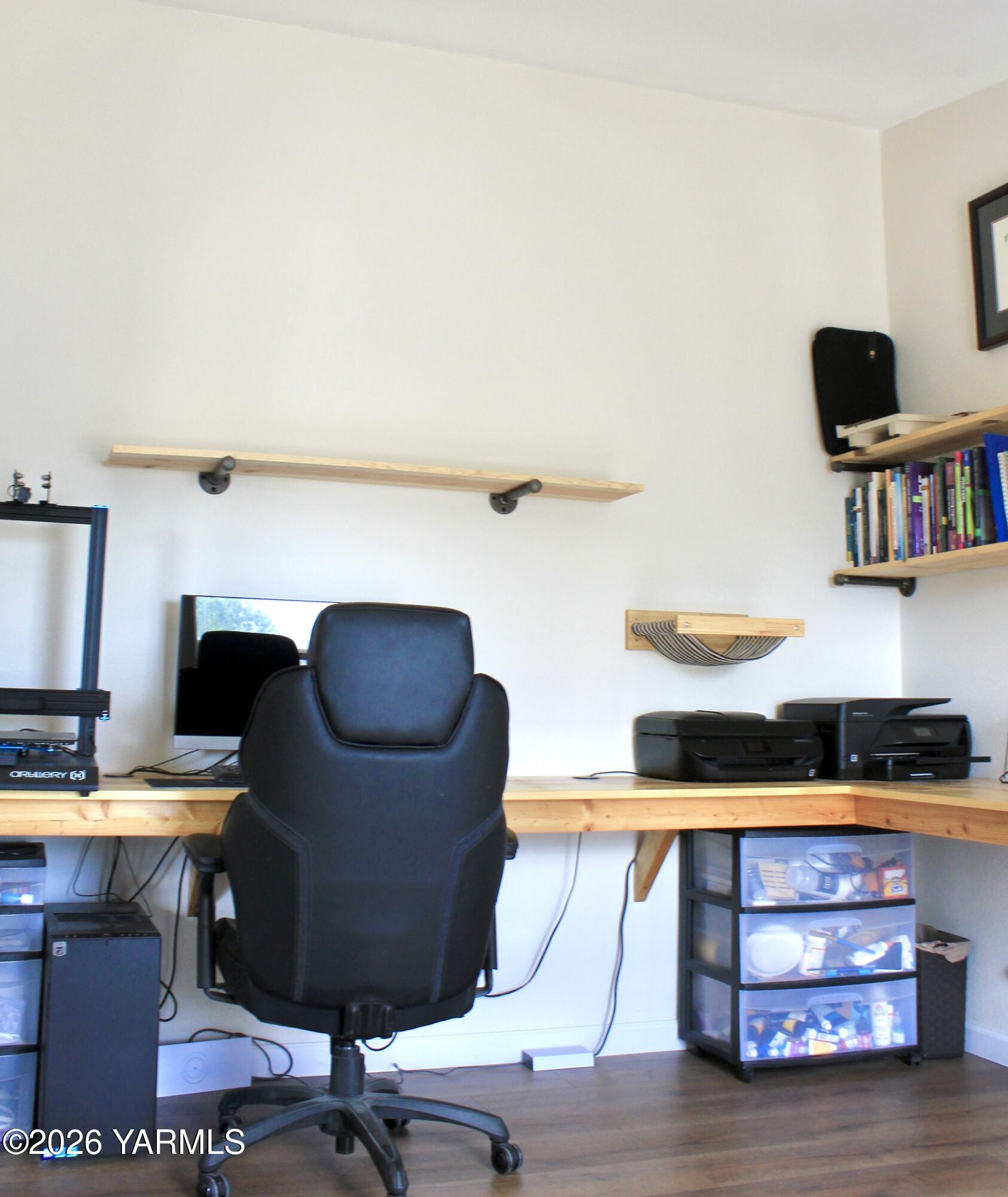 1101 Gore Road Selah, WA 98942 - Photo 17 of 42 Office built-in desk