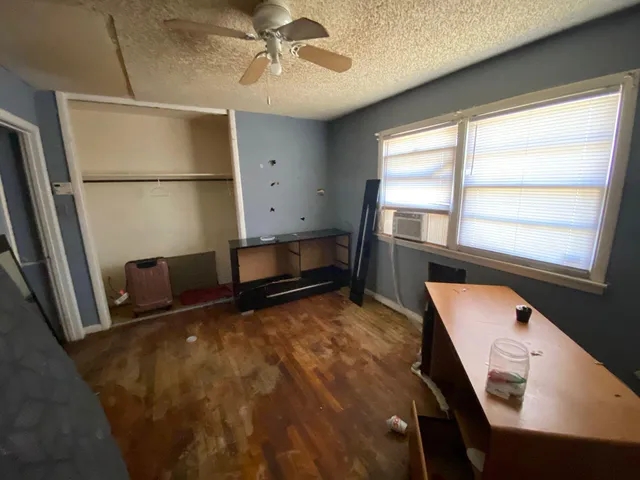 a view of livingroom with furniture