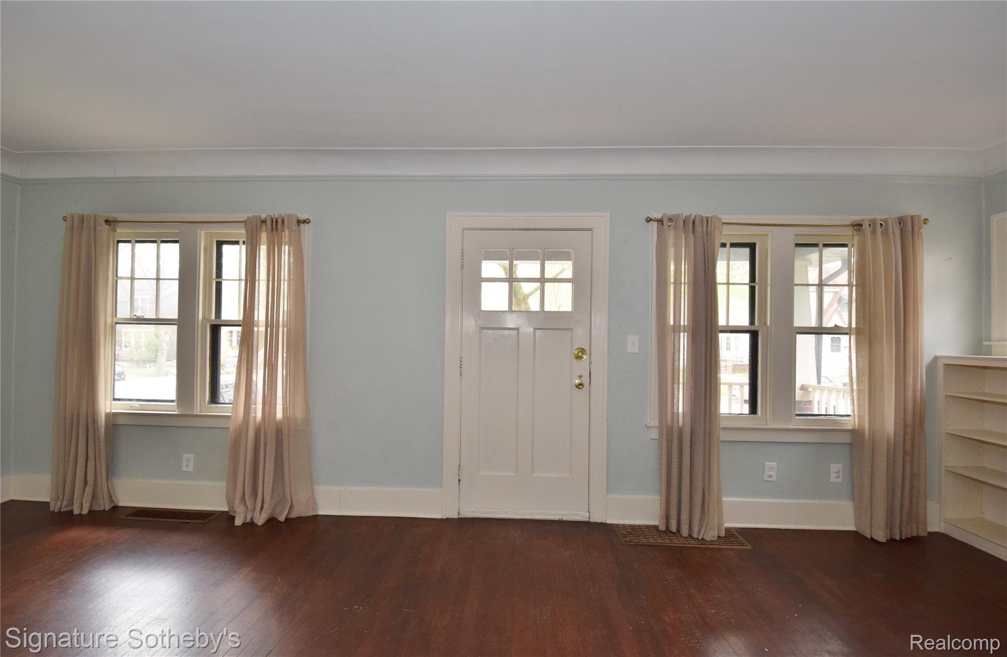 53 Wellesley Drive Pleasant Ridge, MI 48069 - Photo 9 of 49 Living Room