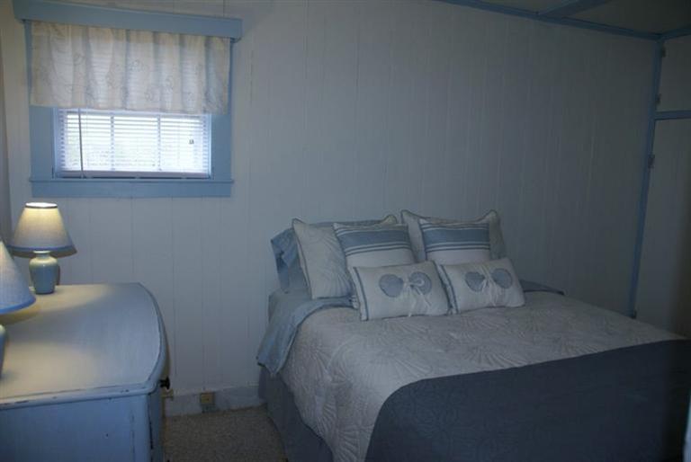 73 Main Street, Unit 6 Chatham, MA 02633 - Photo 7 of 8 a bed sitting in a bedroom next to a window