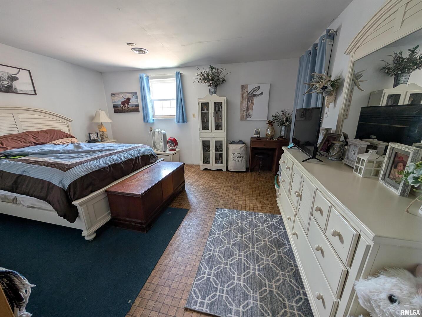 340 Dameron Lane Vienna, IL 62995 - Photo 28 of 46 a bed room with a bed and a chair