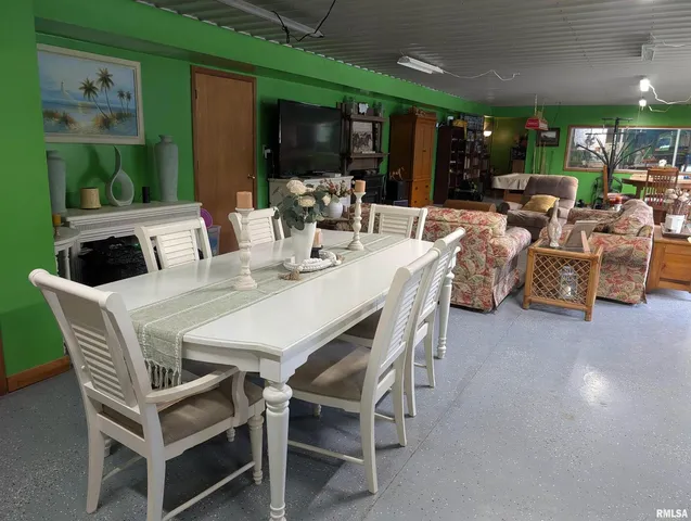 $299,000 | 340 Dameron Lane, Vienna, IL 62995