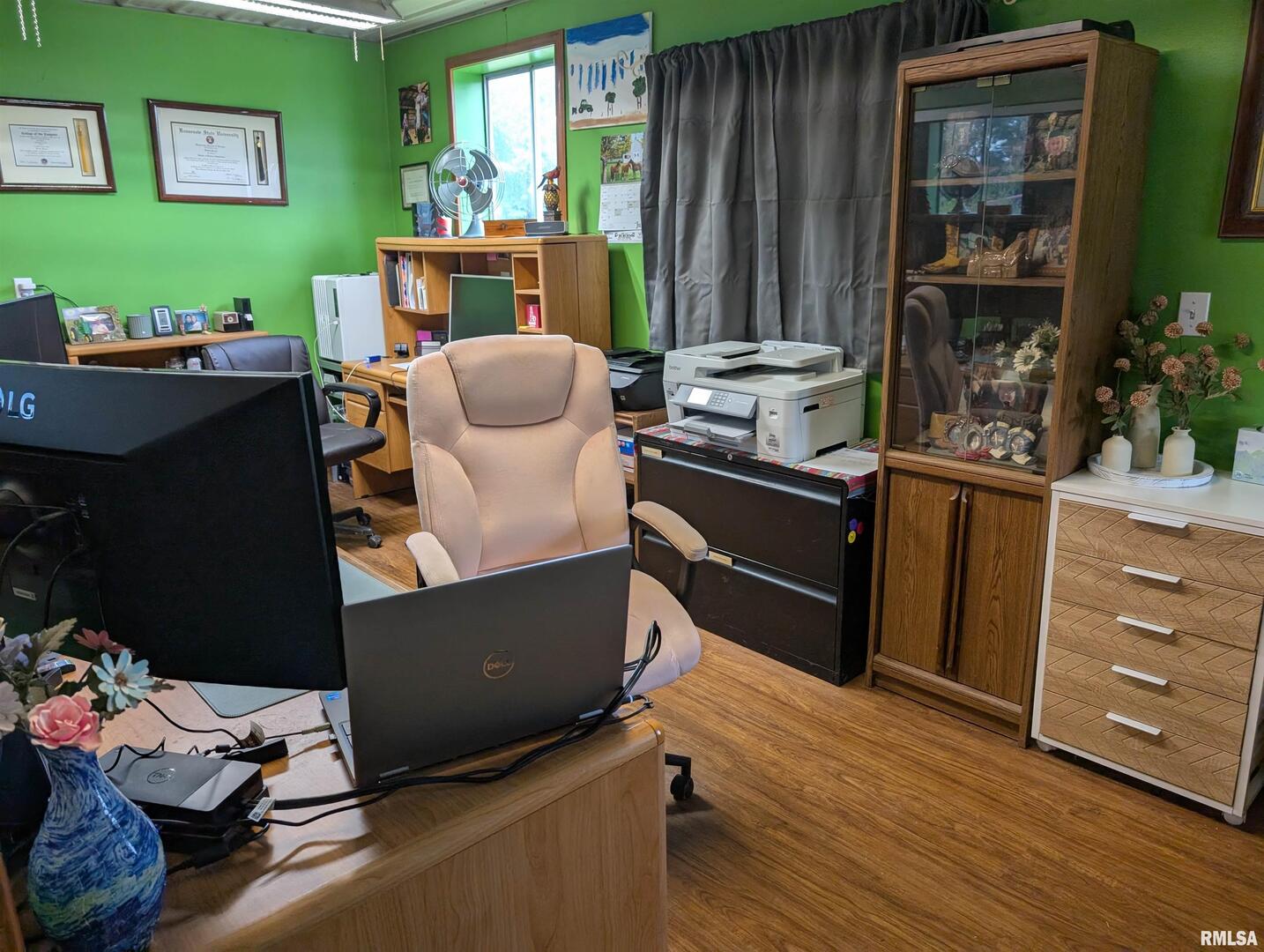 340 Dameron Lane Vienna, IL 62995 - Photo 41 of 46 a living room with furniture and a window
