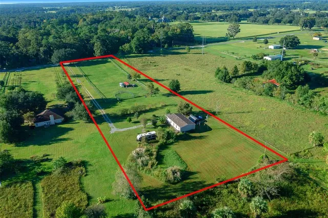 an aerial view of a yard