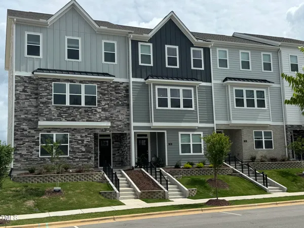 $2,200 | 724 Dorset Stream Drive, Fuquay-Varina, NC 27526