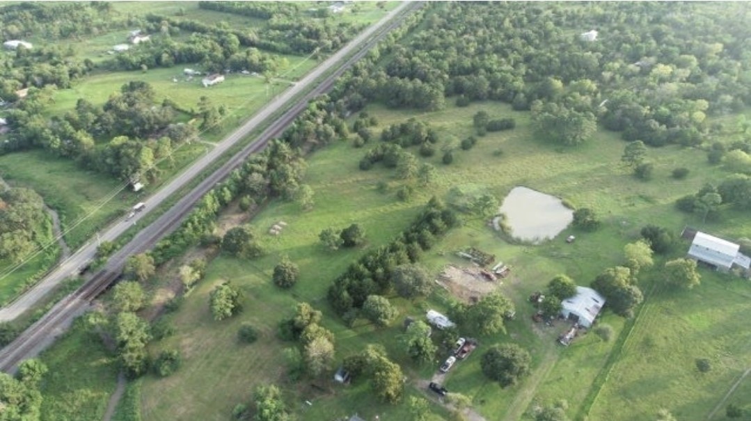 2106 1st Street Liverpool, TX 77577 - Photo 3 of 6